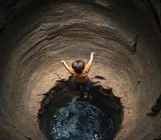 menino cai em buraco