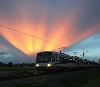 trenzinho de luzes no céu