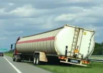 carreta de adubo tombou na PR-431