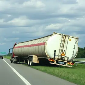 carreta de adubo tombou na PR-431