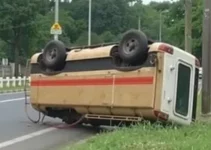 veículo capota em Jacarezinho
